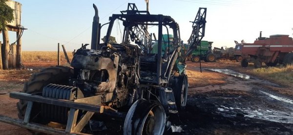 Desconocidos queman maquinaria agrícola en zona del EPP