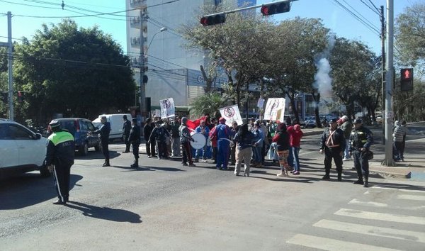 Juez prohíbe cierre de calle a cuidacoches y limpiavidrios - ADN Paraguayo