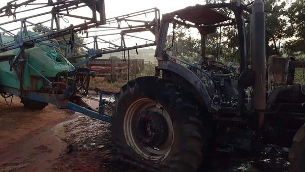 Desconocidos incendiaron tractor en estancia de Tacuatî