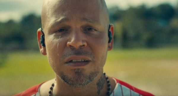 Residente hace llorar al rollo con su nuevo video