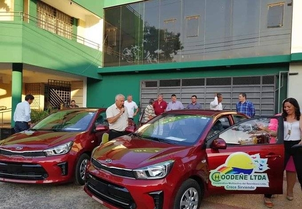 HOY / María Clotilde Medina, Ganadora del auto de Coodeñe y el Gerente General Cristian Frutos, sobre el sorteo aniversario