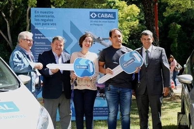 HOY / Jorge Cruz Roa, Presidente de Cabal y Augusto Beltrán, del Área de Atenciones, sobre la entrega de premios de la promo “20 Años de Cabal”