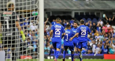 Con Juan Escobar, Cruz Azul golea y alcanza la punta