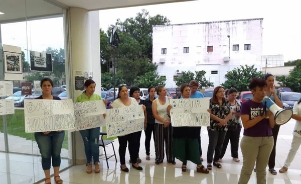 HOY / Despiden a 27 docentes en la UNA y desatan guerra de acusaciones y denuncias