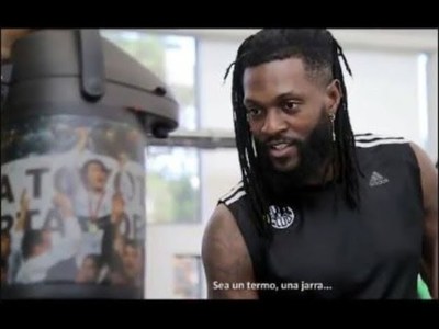 MIRÁ LA REACCIÓN DE ADEBAYOR AL PROBAR EL TERERÉ