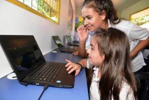 Notebooks y telecentros serán instalados en escuelas para aumentar conectividad | .::Agencia IP::.