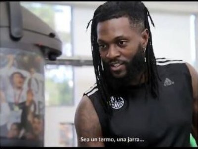 La llamativa reacción de Adebayor al probar el tereré