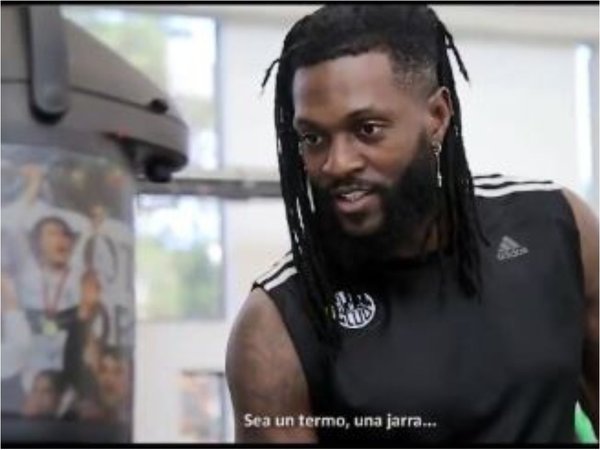 La llamativa reacción de Adebayor al probar el tereré
