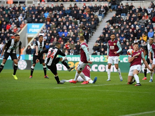 El Burnley acentúa la caída del Newcastle