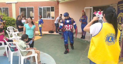 Acosta Ñu fue visitado por unos superhéroes