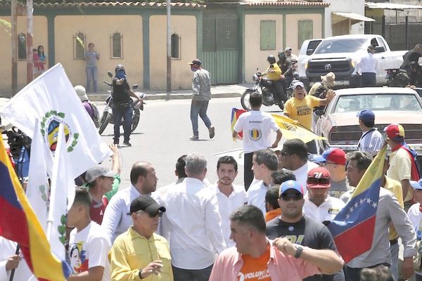 Guaidó denuncia ataque a balazos a manifestación que lideraba en Venezuela