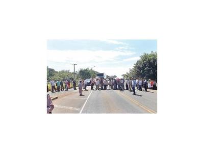 Abuelos  cierran ruta en Curuguaty por pago de pensiones