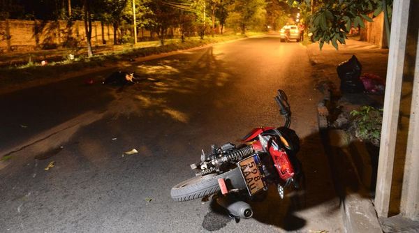 Motociclista sin casco muere al colisionar contra un árbol - Judiciales y Policiales - ABC Color