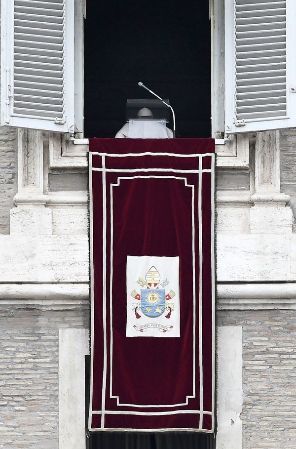 El papa anula un desplazamiento cerca de Roma a causa de un resfriado