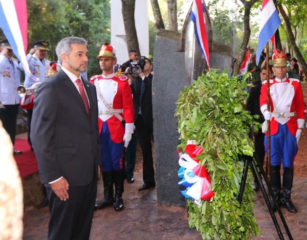 Mario Abdo participó del homenaje a los héroes de la patria