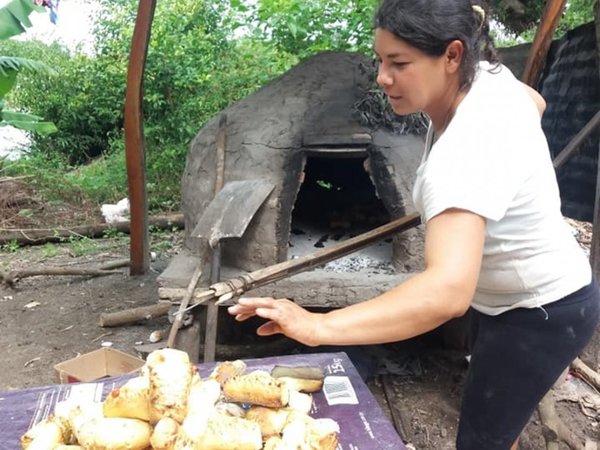 Vendiendo chipa se recibió de enfermera