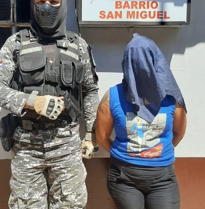 Sorprenden a mujer mientras vendía drogas a limpiavidrios