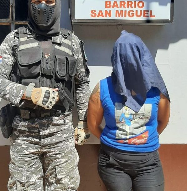 Sorprenden a mujer mientras vendía drogas a limpiavidrios
