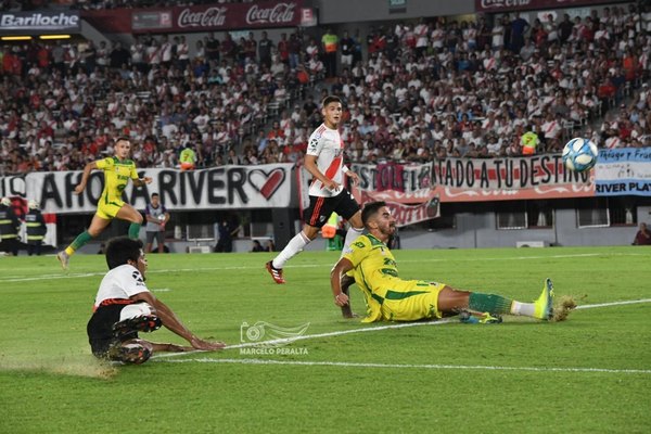 Con Rojas nuevamente como figura, River empata y acaricia el título