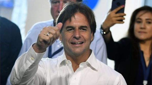 Lacalle Pou recibe la banda presidencial uruguaya de manos de Tabaré Vázquez » Ñanduti