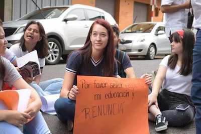 Mario Abdo sigue respaldando a Petta y estudiantes piden su destitución - ADN Paraguayo