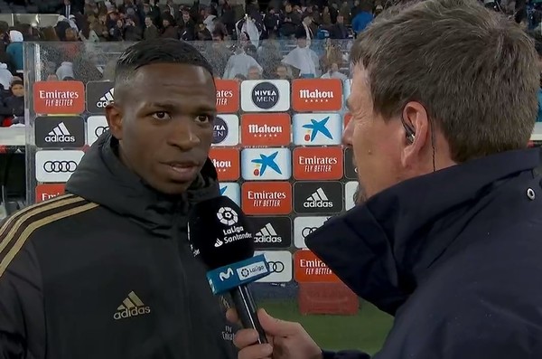 Vinicius se luce en el clásico y entra en la historia