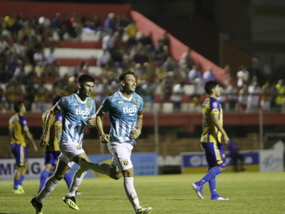 Guaraní golea y extiende su dulce momento en el Apertura