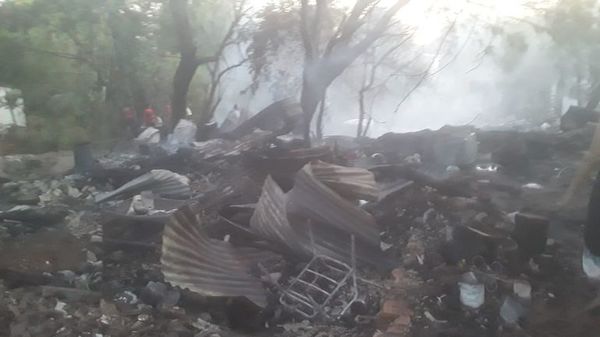 Incendio arrasó con viviendas precarias de damnificados - Nacionales - ABC Color