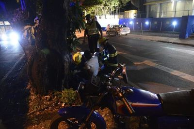 Vehículo embistió a motociclista y se dio a la fuga - Nacionales - ABC Color