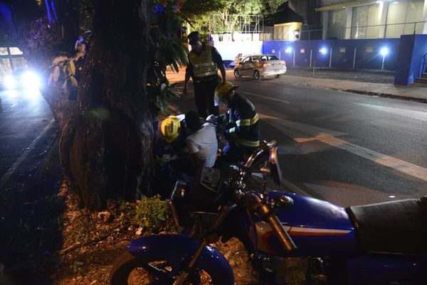Vehículo embistió a motociclista y se dio a la fuga - Nacionales - ABC Color