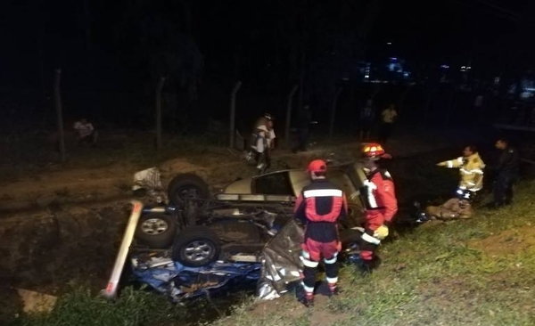 HOY / Dos muertos en accidente entre dos vehículos y dos motos