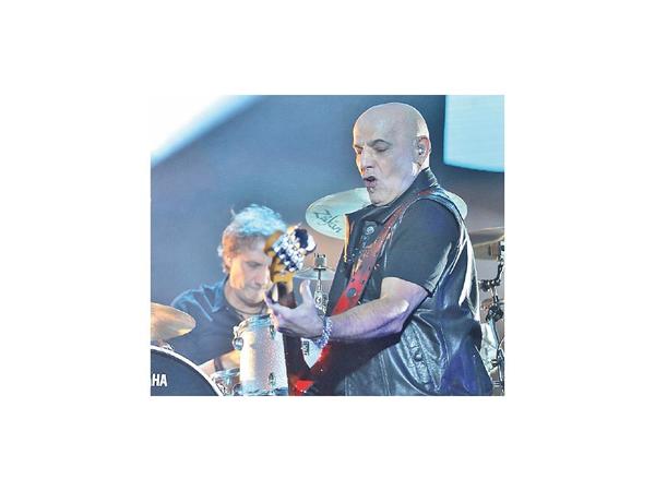 Soda Stereo da inicio a su gira Gracias totales emocionando al público en Bogotá
