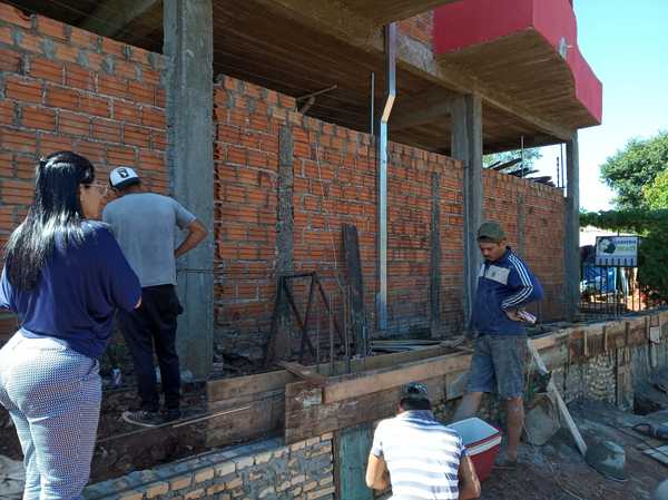 Guardia de la Itaipú construye muralla en propiedad ajena