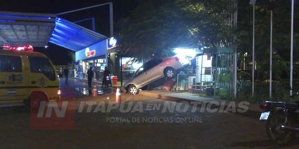 BELLA VISTA: SALIÓ, BEBIÓ Y CHOCÓ EN REVERSA EN UNA ESTACIÓN DE SERVICIOS