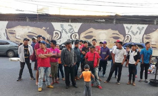 HOY / Indígenas se manifiestan frente al MAG: piden herramientas agrícolas