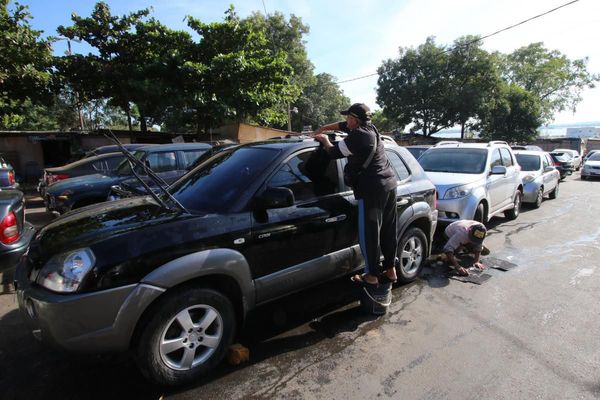 Municipalidad de Asunción realiza gran operativo contra cuidacoches