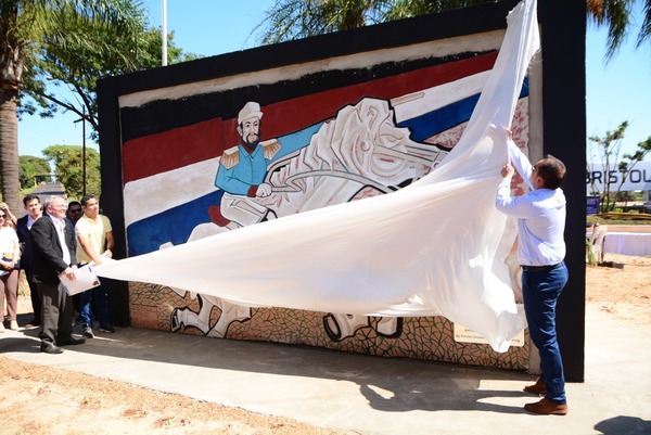 Se inauguró ayer el polémico mural en el km 3,5 de CDE