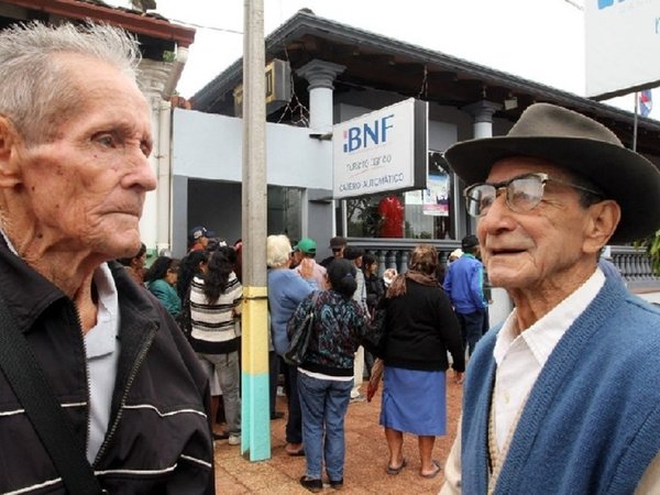 Piden plata a abuelitos para que puedan acceder a la pensión para la tercera edad