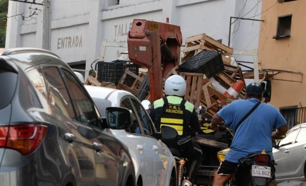 HOY / PMT retira vehículos mal estacionados y conos de cuidacoches