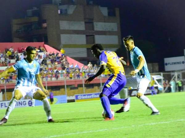 Guaraní golea y deja sin técnico a Luqueño •