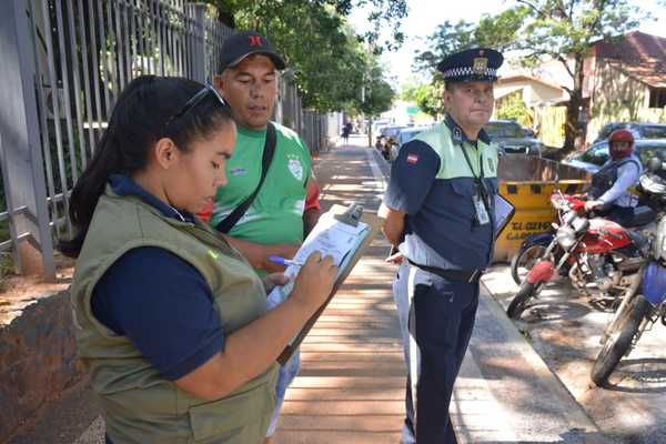 Retiran vehículos mal estacionados y notifican cuidacoches en zona de Palacio de Justicia