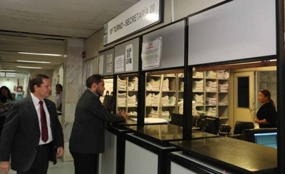 HOY / Titular de la Corte hace visita sorpresa para controlar asistencia de funcionarios