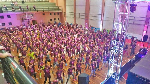 Celebran a las mujeres con pasos de baile