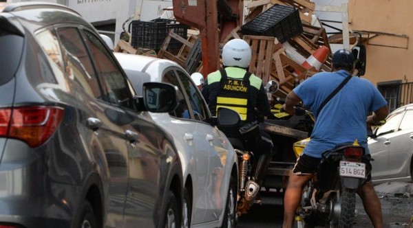 PMT retira vehículos mal estacionados y conos de cuidacoches - Informate Paraguay