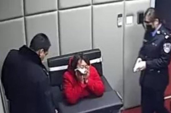 China: Tras una pelea, llamó 16 veces a la policía acusando a su novio de tener coronavirus