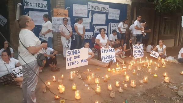 Escrachan a cuestionada fiscal por acusar en tiempo récord a padre que denunció abuso contra su hija •