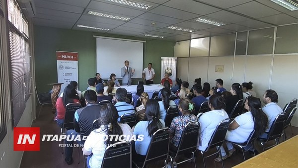 CAPACITAN A FAMILIAS QUE AGUARDAN ACCEDER A VIVIENDAS FOCEM