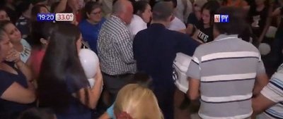 Familiares y vecinos reciben a Neidelín para despedirla | Noticias Paraguay