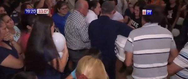 Familiares y vecinos reciben a Neidelín para despedirla | Noticias Paraguay