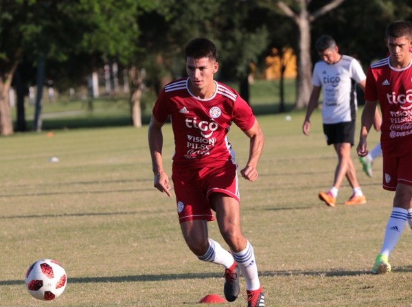 Entrenamiento vespertino con énfasis en el manejo del balón - APF